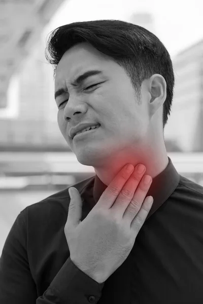 Homem doente sofrendo dor de garganta, frio, gripe — Fotografia de Stock