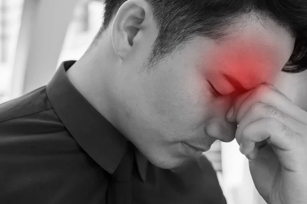 Stressante uomo d'affari malato con mal di testa, vertigini, emicrania, problema emotivo — Foto Stock