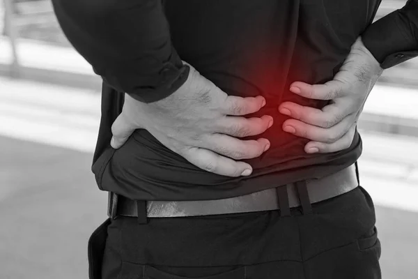 Dor nas costas, problema na coluna vertebral, síndrome do escritório do homem de negócios — Fotografia de Stock