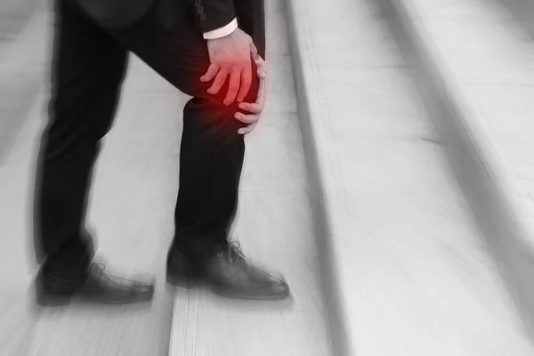 Άνθρωπος των επιχειρήσεων με πόνο στο γόνατο, εμπόδιο έννοια — Φωτογραφία Αρχείου