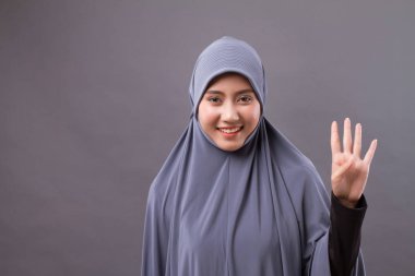Sayı 4 yukarı, Asyalı Müslüman kadın modeli işaret eden kadın
