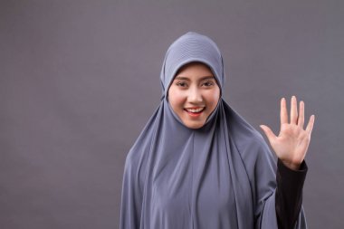 Sayı 4 yukarı, Asyalı Müslüman kadın modeli işaret eden kadın