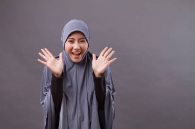 çıktıktan, sürpriz, mutlu, Müslüman kadın Türban veya başörtüsü ile gülüyor