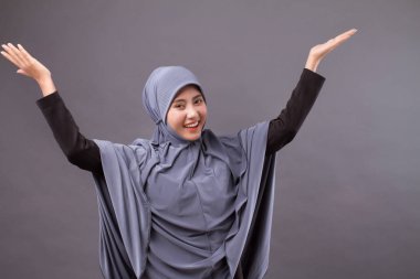 çıktıktan, sürpriz, mutlu, Müslüman kadın türban ile gülüyor