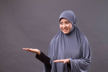 Müslüman kadının el kadar boş yer işaret