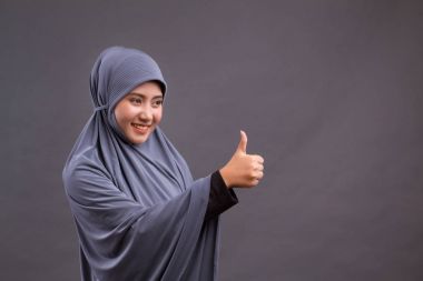 Müslüman kadının işaret başparmak yan yol, Asya İslam kadın modeli