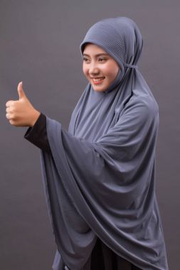 Müslüman kadının işaret başparmak yan yol, Asya İslam kadın modeli