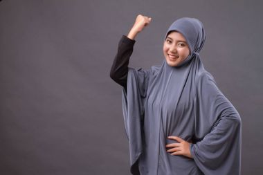 Türban veya baş eşarp Müslüman kadınla güçlü, başarılı