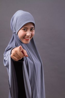 mutlu gülümseyen emin Müslüman kadın, hijab ile işaret