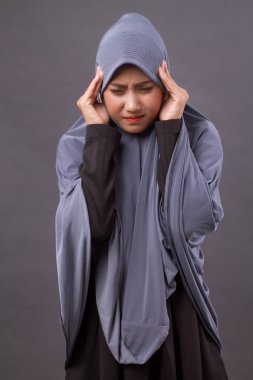 baş ağrısı, Migren, baş dönmesi belirtileri olan kadın hasta vurguladı