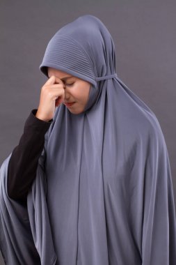 baş ağrısı, Migren, baş dönmesi belirtileri olan kadın hasta vurguladı