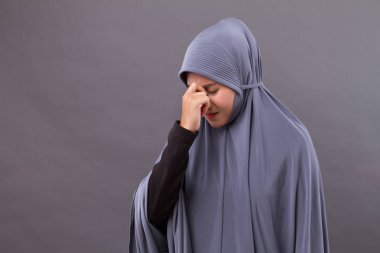 baş ağrısı, Migren, baş dönmesi belirtileri olan kadın hasta vurguladı