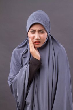 Müslüman kadının diş ağrısı, diş çürüğü, duyarlılık ile