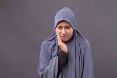 Müslüman kadının diş ağrısı, diş çürüğü, duyarlılık ile