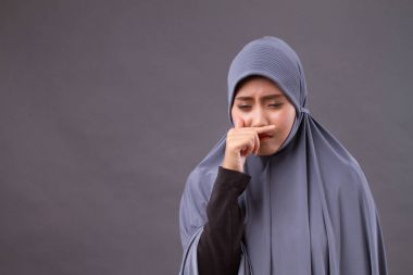 Müslüman kadının bir soğuk, burun akıntısı yakalamak