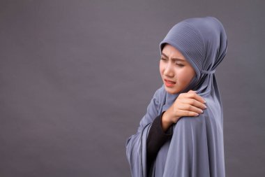 islam Müslüman kadının omuz ya da boyun ağrısı, sertlik, yaralanma ile