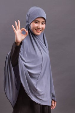 ok işaret işaret hijab Müslüman kadınla