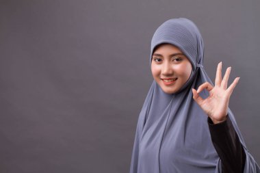 ok işaret işaret hijab Müslüman kadınla