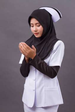 Asya Müslüman hemşire dua, dua el jest