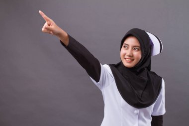 Müslüman hemşire parmak işaret