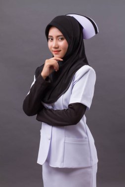 düşünme, planlama akıllı, kendine güvenen Müslüman hemşire