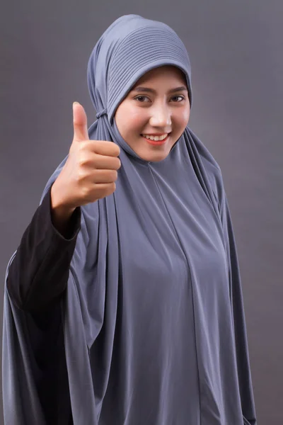 Islamitische vrouw met hijab duim omhoog — Stockfoto