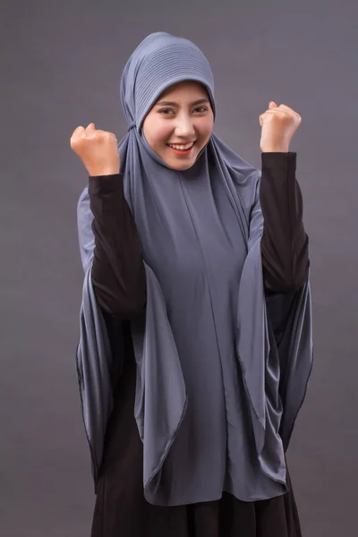 兴奋快乐的微笑智能休闲穆斯林亚洲妇女构成开朗，成功的姿势 — 图库照片