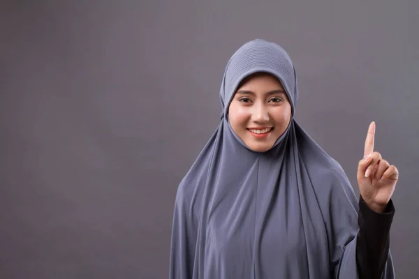 Yukarı, Asyalı Müslüman kadın modeli 1 numaralı işaret eden kadın — Stok fotoğraf