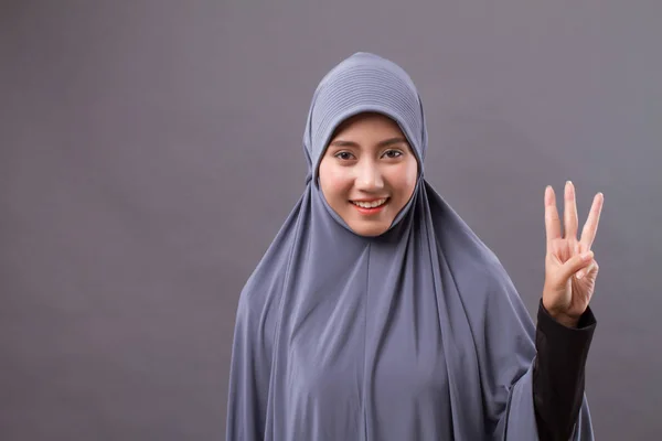 Kobieta, wskazując liczbę 3 w górę, Azjatyckie muzułmańska kobieta model — Zdjęcie stockowe