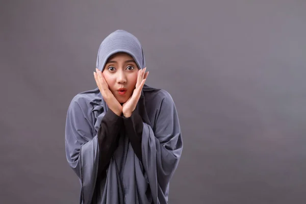 Saída, mulher muçulmana surpresa com hijab ou lenço de cabeça — Fotografia de Stock