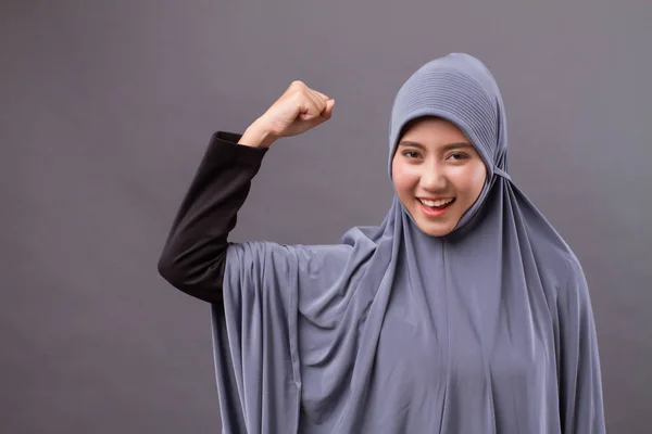 Modelo de mulher muçulmana forte, vencedora e bem sucedida com hijab ou lenço de cabeça — Fotografia de Stock