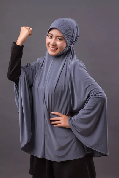 Mulher muçulmana forte, bem sucedida com hijab ou lenço de cabeça — Fotografia de Stock