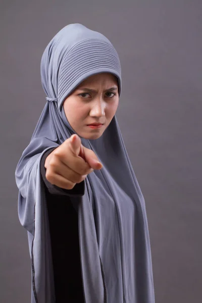 Unhappy angry frustrated upset muslim woman pointing at you — Stock Photo, Image