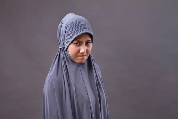 Infeliz irritado frustrado chateado muçulmano mulher retrato, com hijab ou lenço de cabeça — Fotografia de Stock
