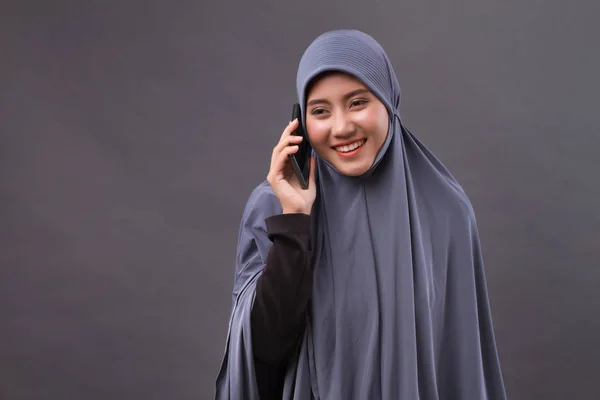 Feliz mulher muçulmana sorridente usando chamada de smartphone, dispositivo de internet sem fio — Fotografia de Stock