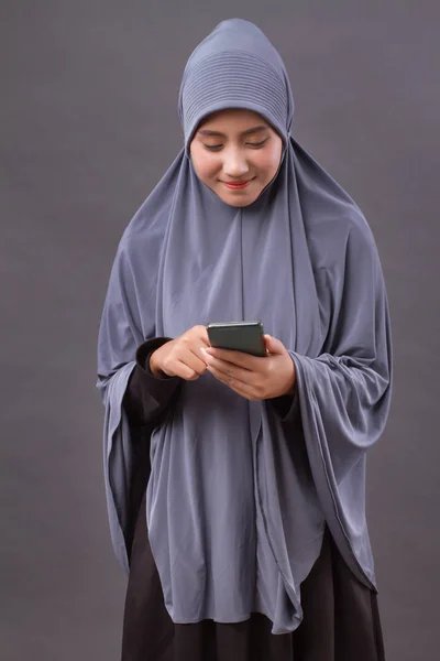 Wanita muslim menggunakan smartphone, perangkat internet nirkabel — Stok Foto