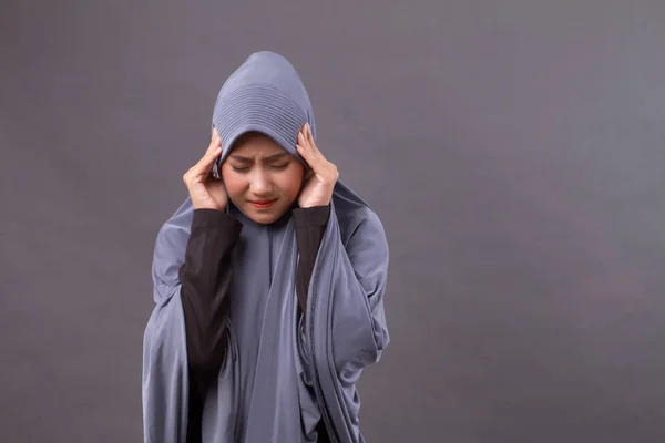Sjukt stressad kvinna med huvudvärk, migrän, yrsel symptom — Stockfoto