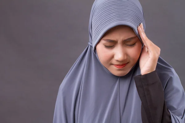 Zieken benadrukt vrouw met hoofdpijn, migraine, duizeligheid symptomen — Stockfoto