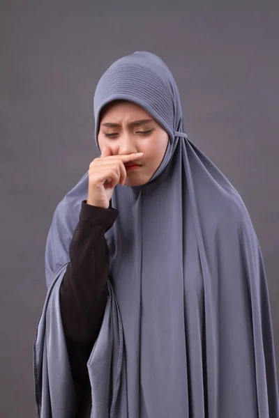 Mujer musulmana cogiendo un resfriado, secreción nasal — Foto de Stock