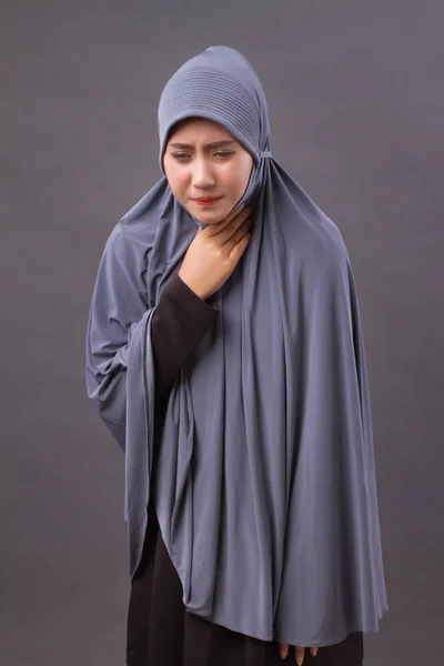 Kranke muslimische Frau hustet mit Schnupfen oder Halsschmerzen — Stockfoto