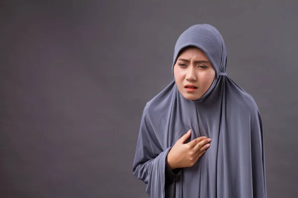 Sakit stres muslim wanita dengan refluks asam, gejala gerd — Stok Foto