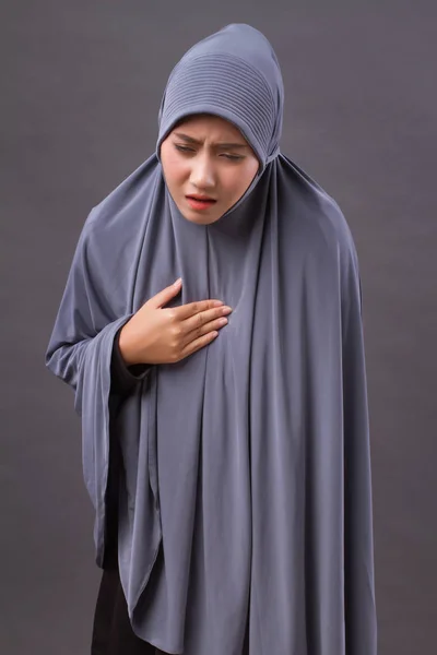 Doente mulher muçulmana estressado com refluxo ácido, sintomas gérmen — Fotografia de Stock