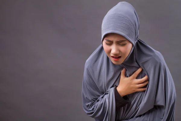 心臓発作、発作に苦しんで病気のイスラム教徒 — ストック写真