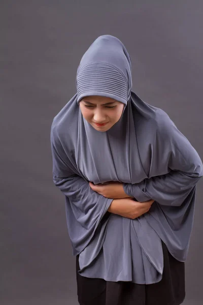 Mulher muçulmana com dor de estômago, cãibra menstrual período — Fotografia de Stock