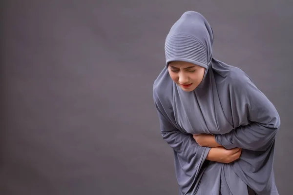 Мусульманська жінка з болем в животі, менструальний період судоми — стокове фото
