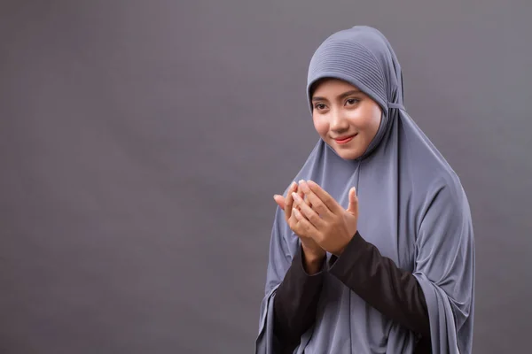 Mujer musulmana rezando, pose mano de oración —  Fotos de Stock