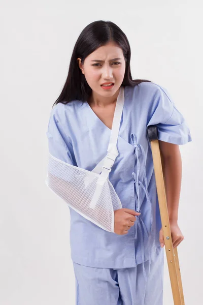 Mujer desafortunada con el brazo roto hueso — Foto de Stock