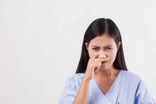 Paciente mujer coger un resfriado, secreción nasal — Foto de Stock