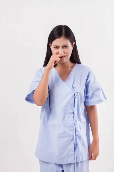 Paziente donna cattura un raffreddore, naso che cola — Foto Stock