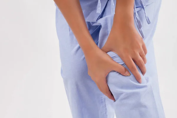 Wanita menderita nyeri sendi lutut, radang sendi, pirai — Stok Foto